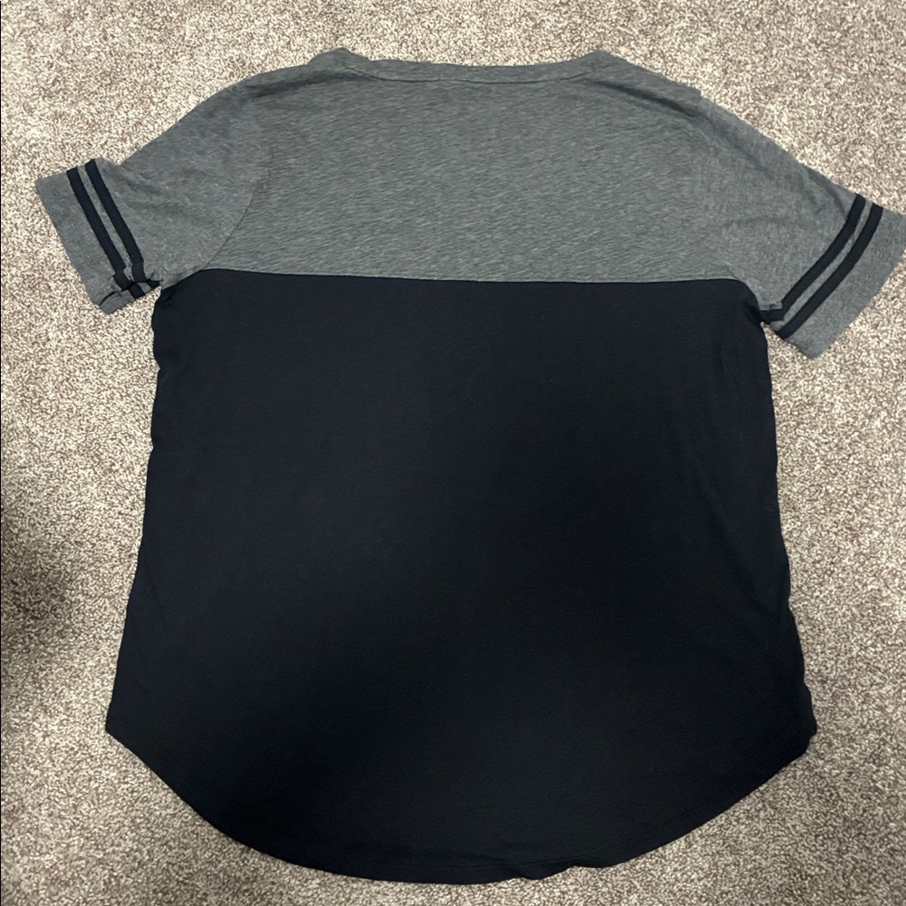 UNDER AMOUR Short Sleeve Tee with Silver Logo *grey/black* - Picture 6 of 7